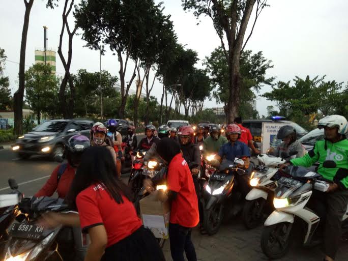 Indotrading Surabaya bagikan takjil di jalan. Foto: Indotrading Surabaya