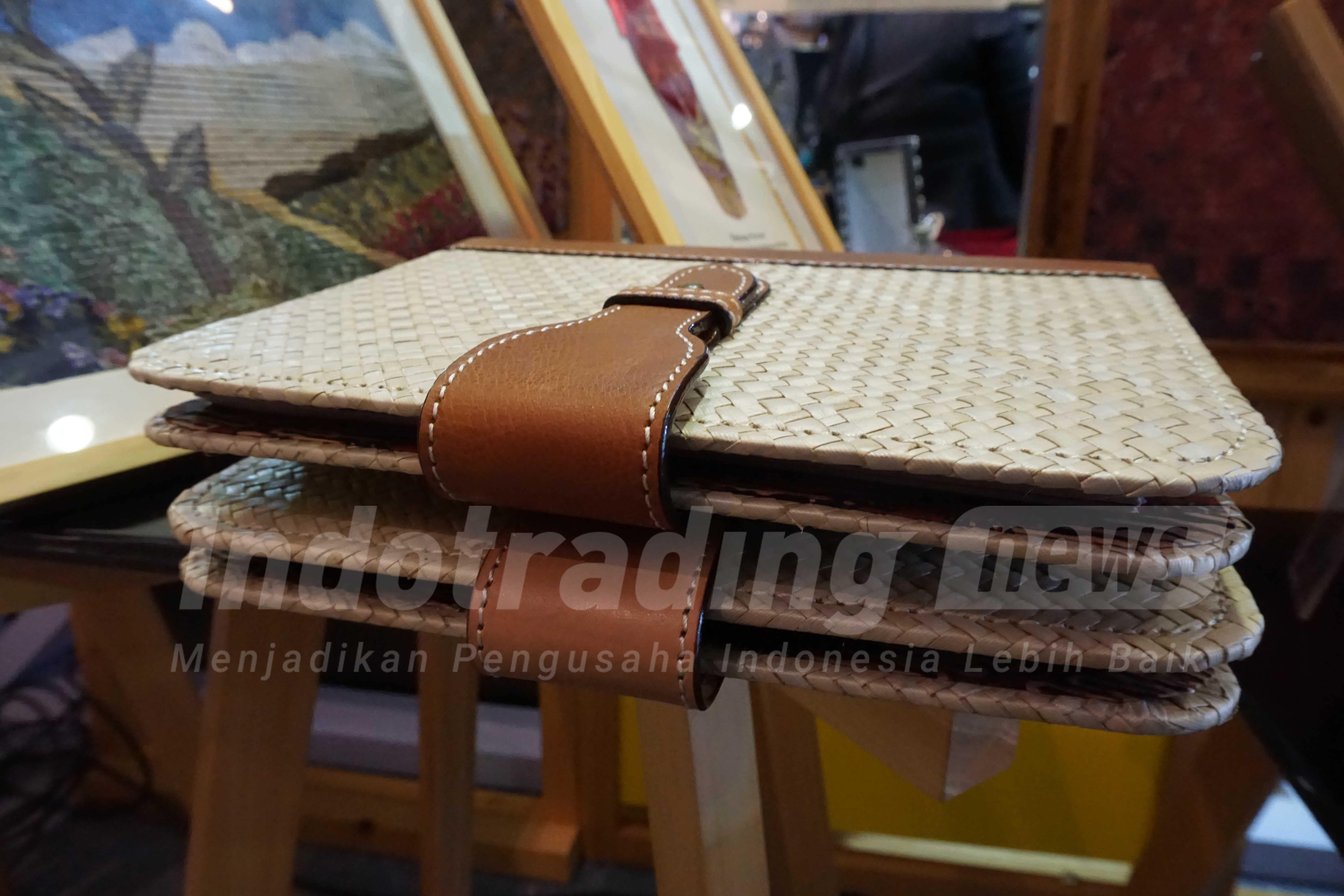 Foto: Frame Book bermotif kolase batik karya Fatch Craft/Dok: indotrading.com