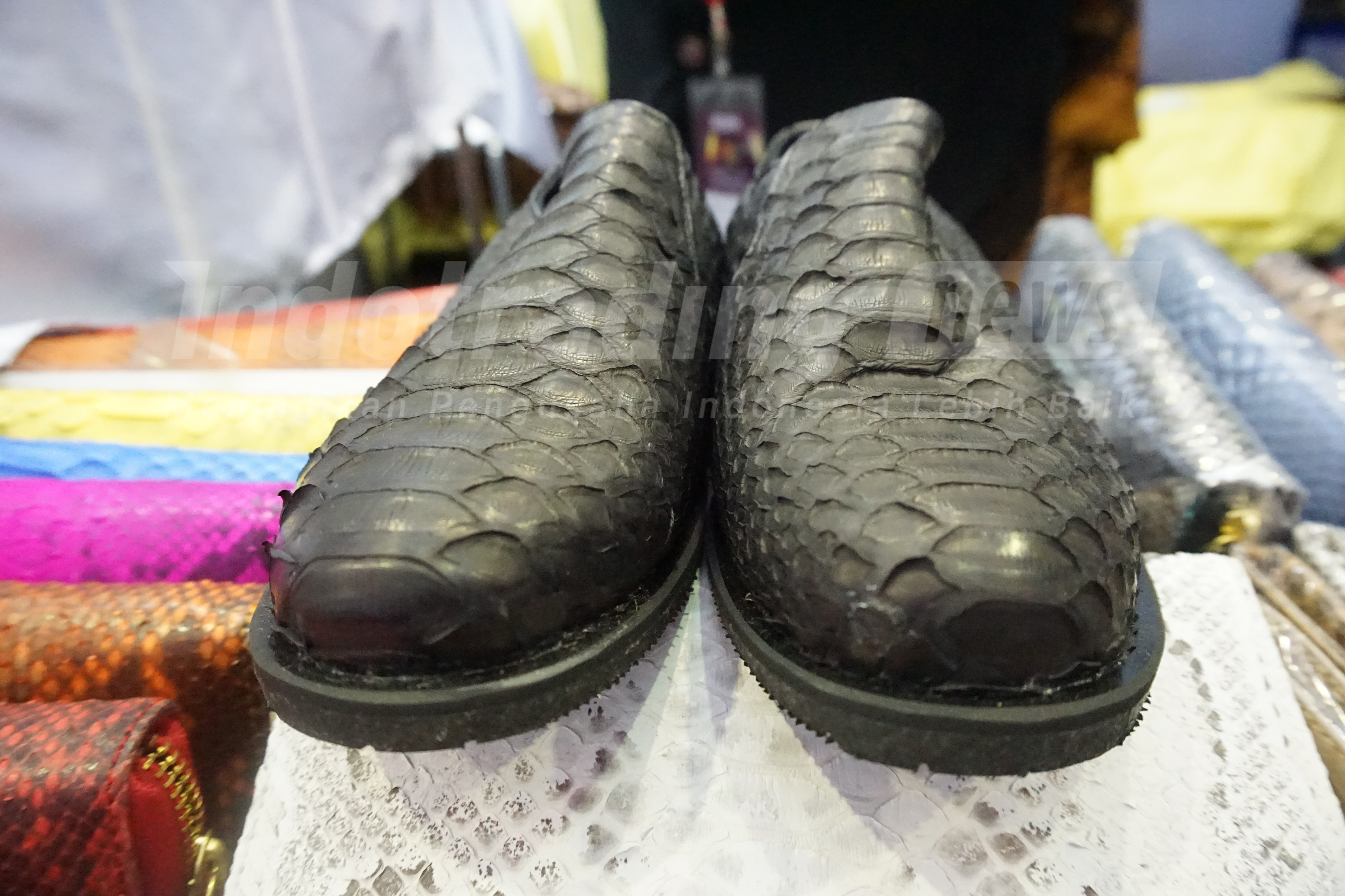 Foto: Sepatu ular Dania Handycraft karya Yeni Setiowati/Dok: indotrading.com.