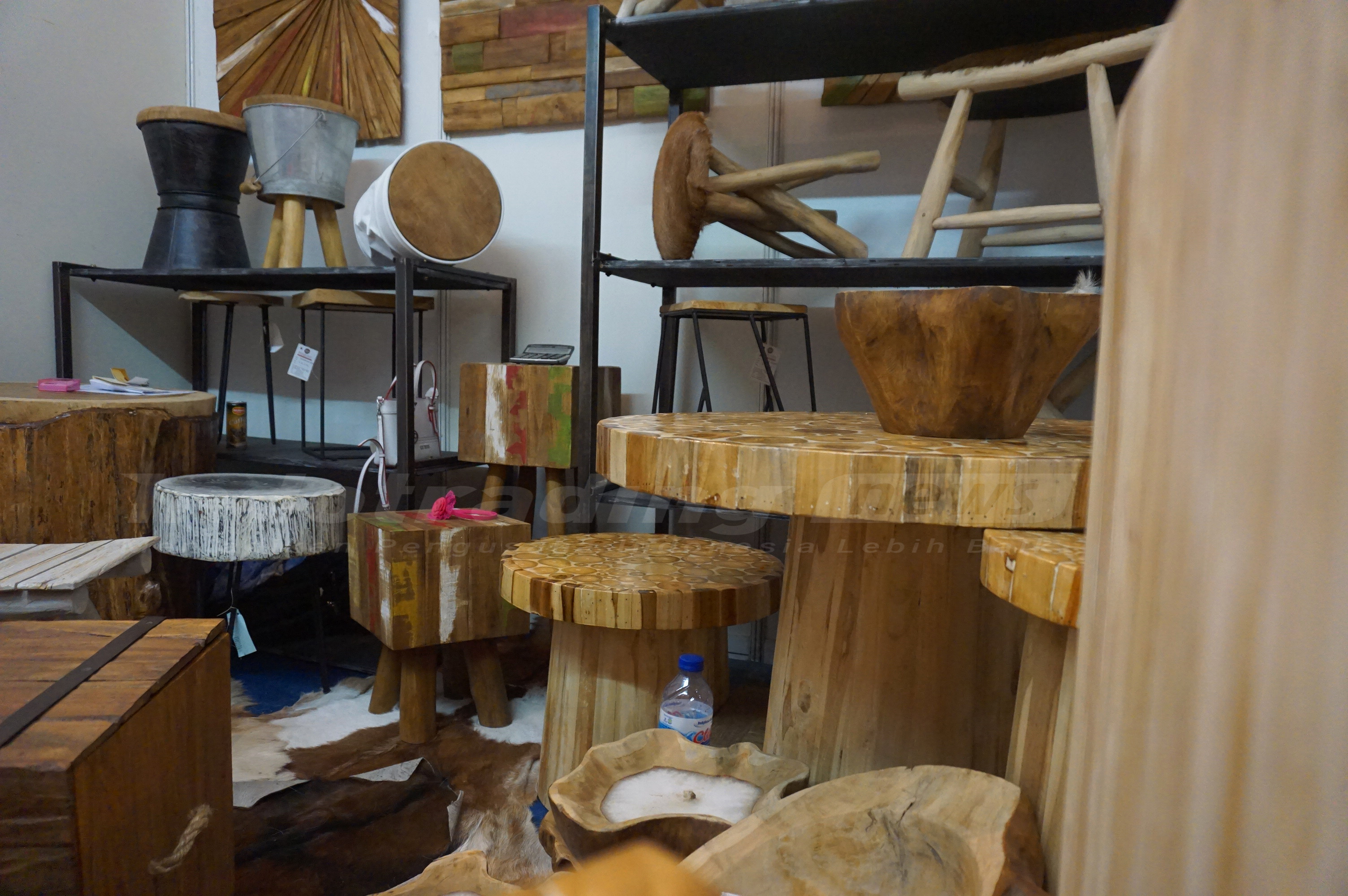 Foto: Berbagai produk buatan Pangjati Rustic Furniture & Crafts/Dok: indotrading.com
