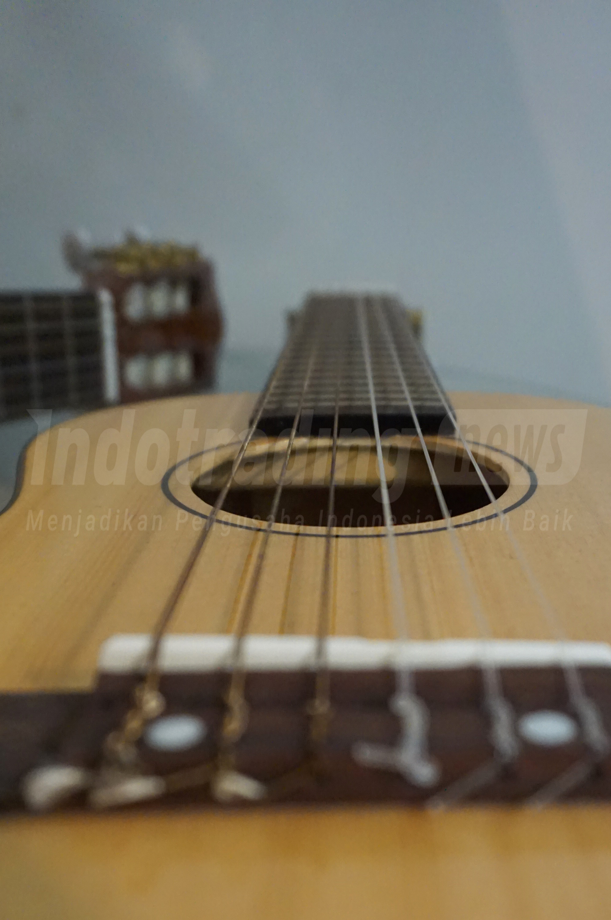 Foto: Gitar dengan aksen Batik buatan Guruh Sapdo Nugroho/Dok: indotrading.com
