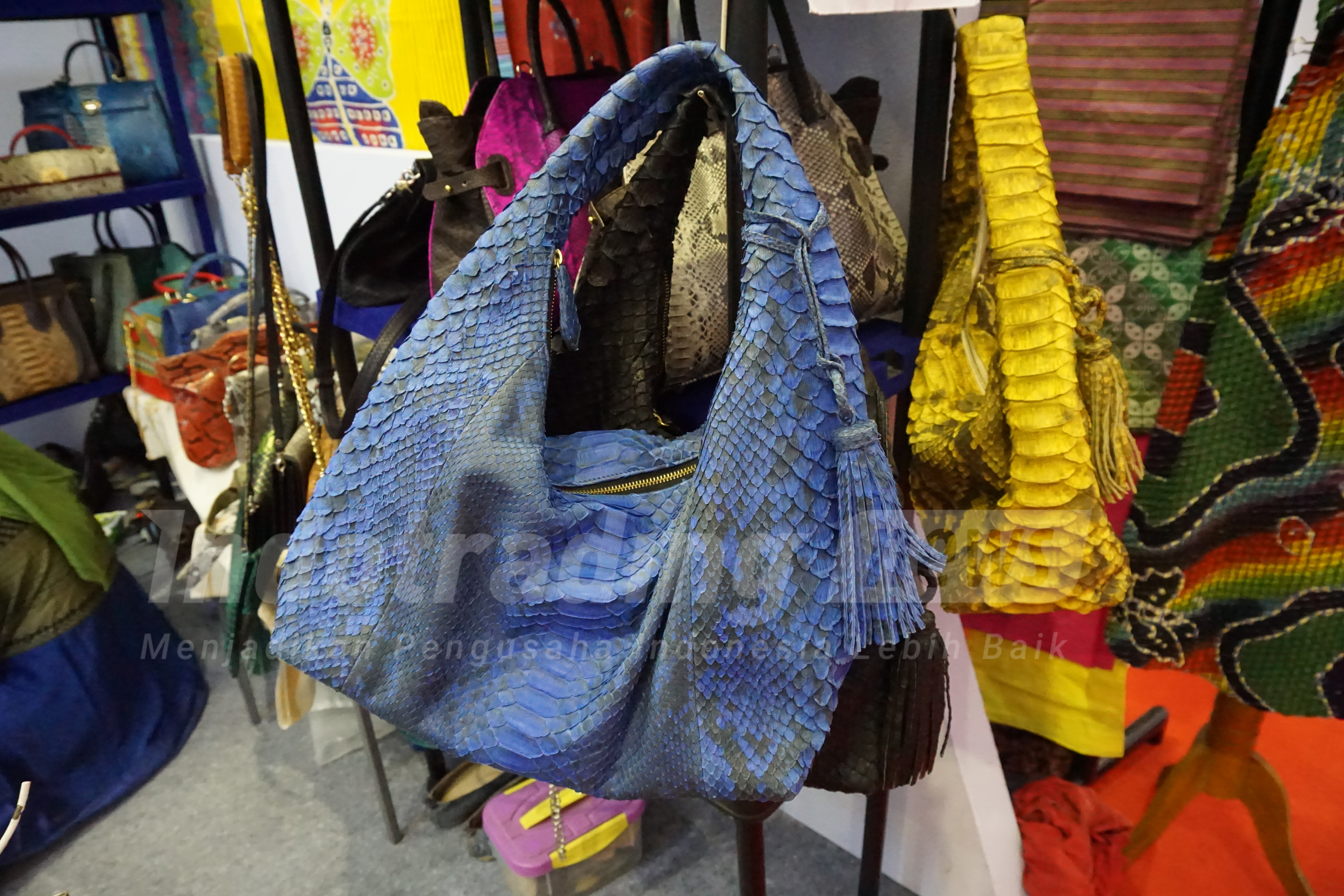 Foto: Tas kulit ular Dania Handycraft karya Yeni Setiowati/Dok: indotrading.com