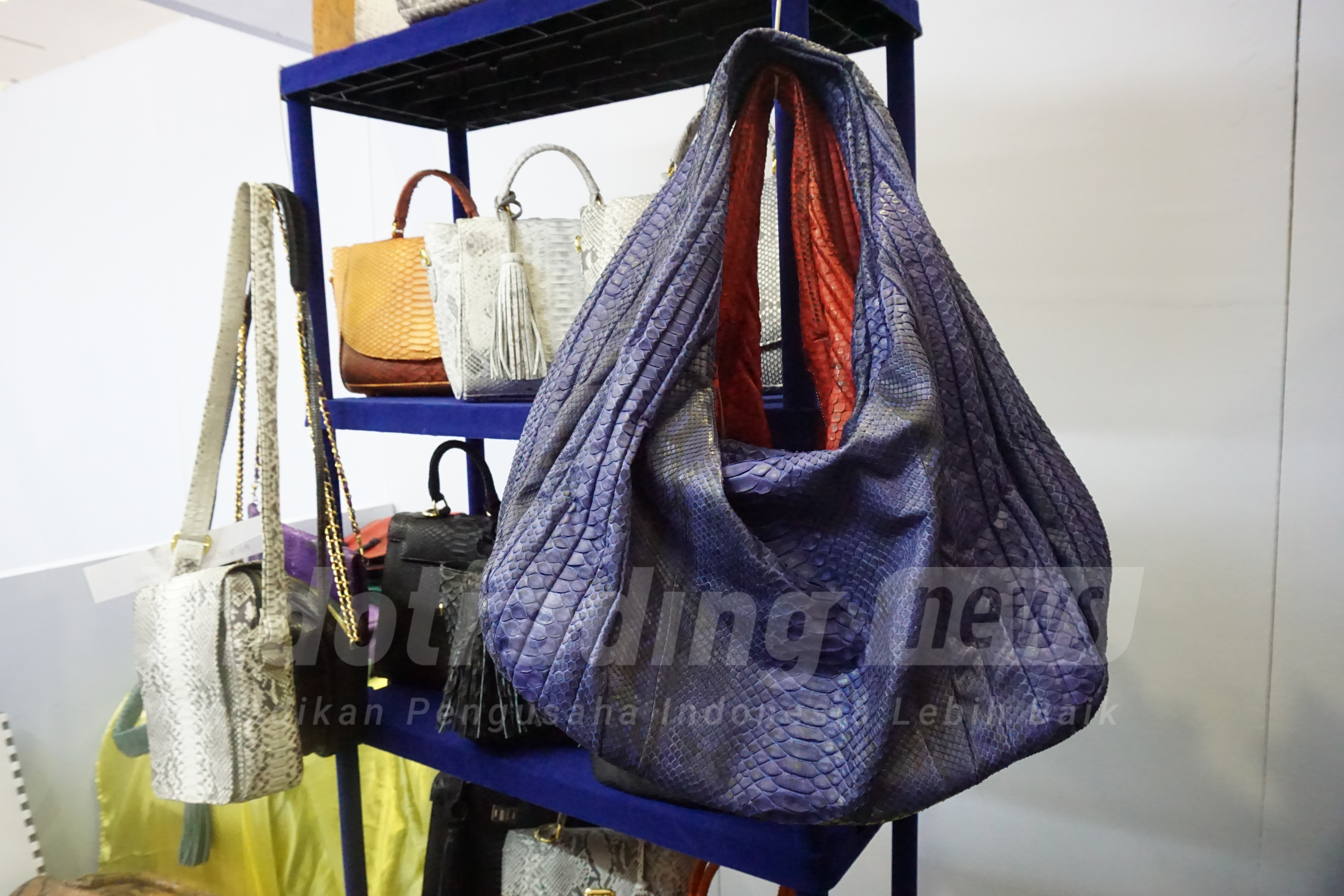 Foto: Tas kulit ular Dania Handycraft karya Yeni Setiowati/Dok: indotrading.com