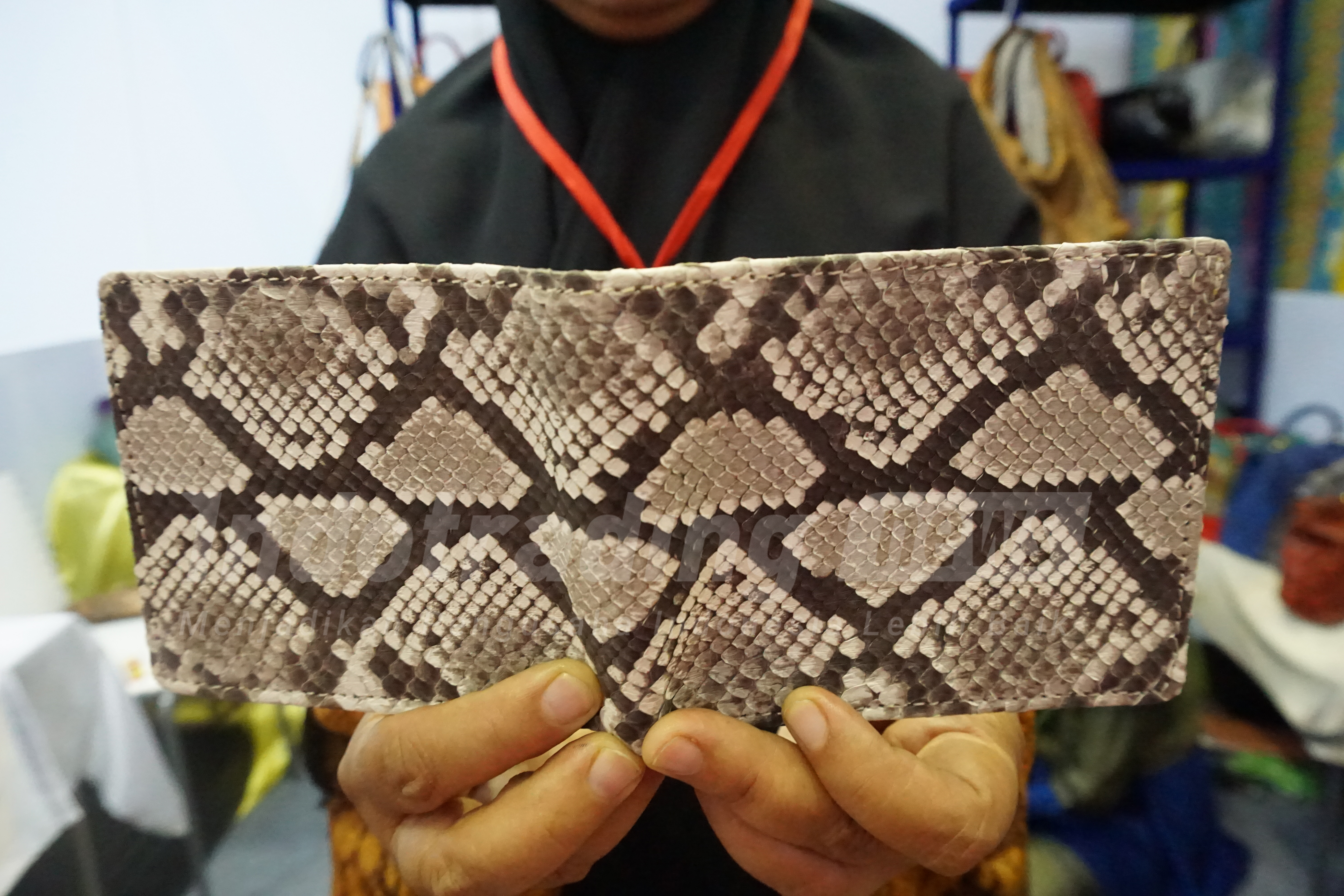 Foto: Dompet kulit ular Dania Handycraft karya Yeni Setiowati/Dok: indotrading.com