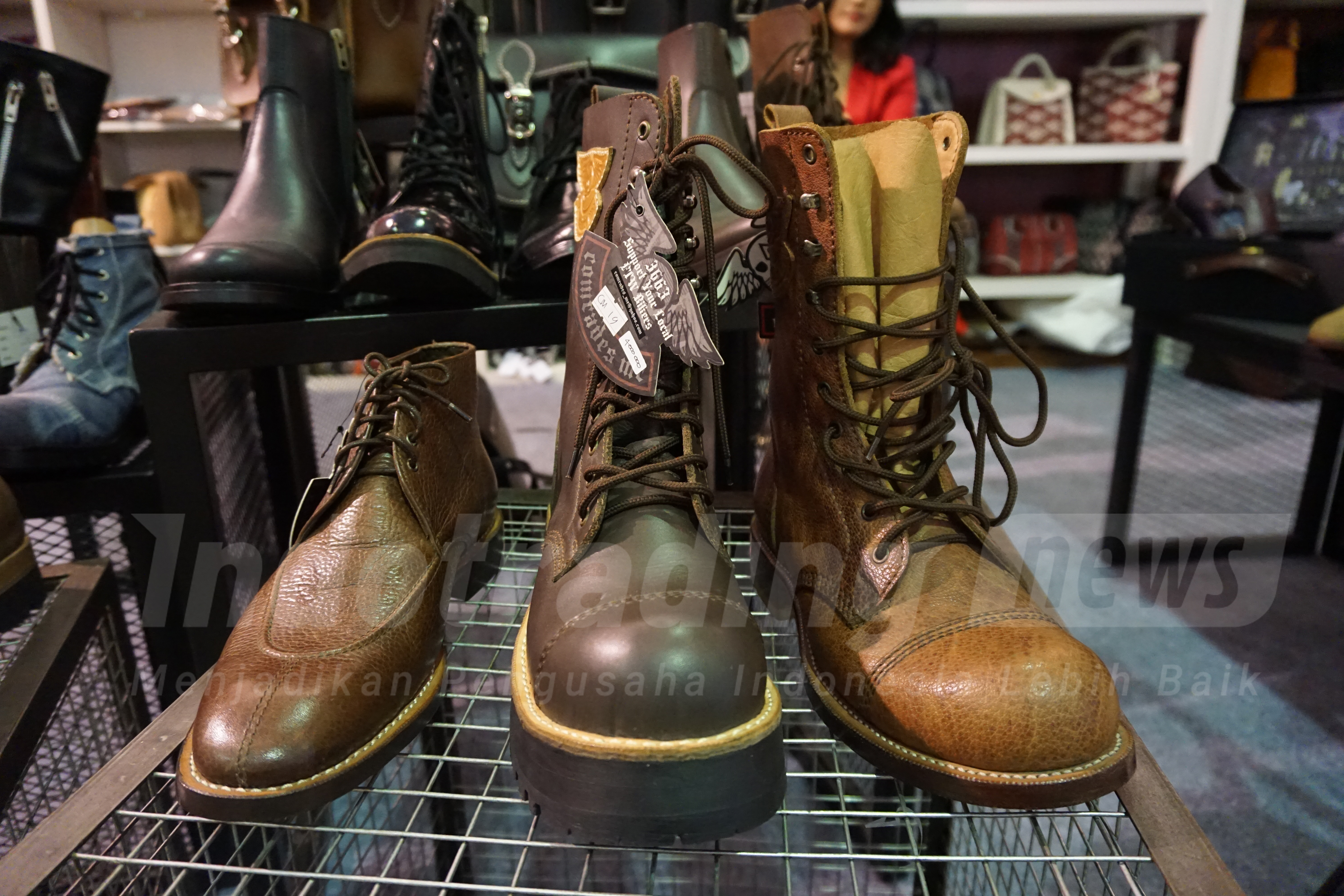 Foto: Berbagai desain sepatu merek Tegep Boots karya Etnawati Melani/Dok: indotrading.com