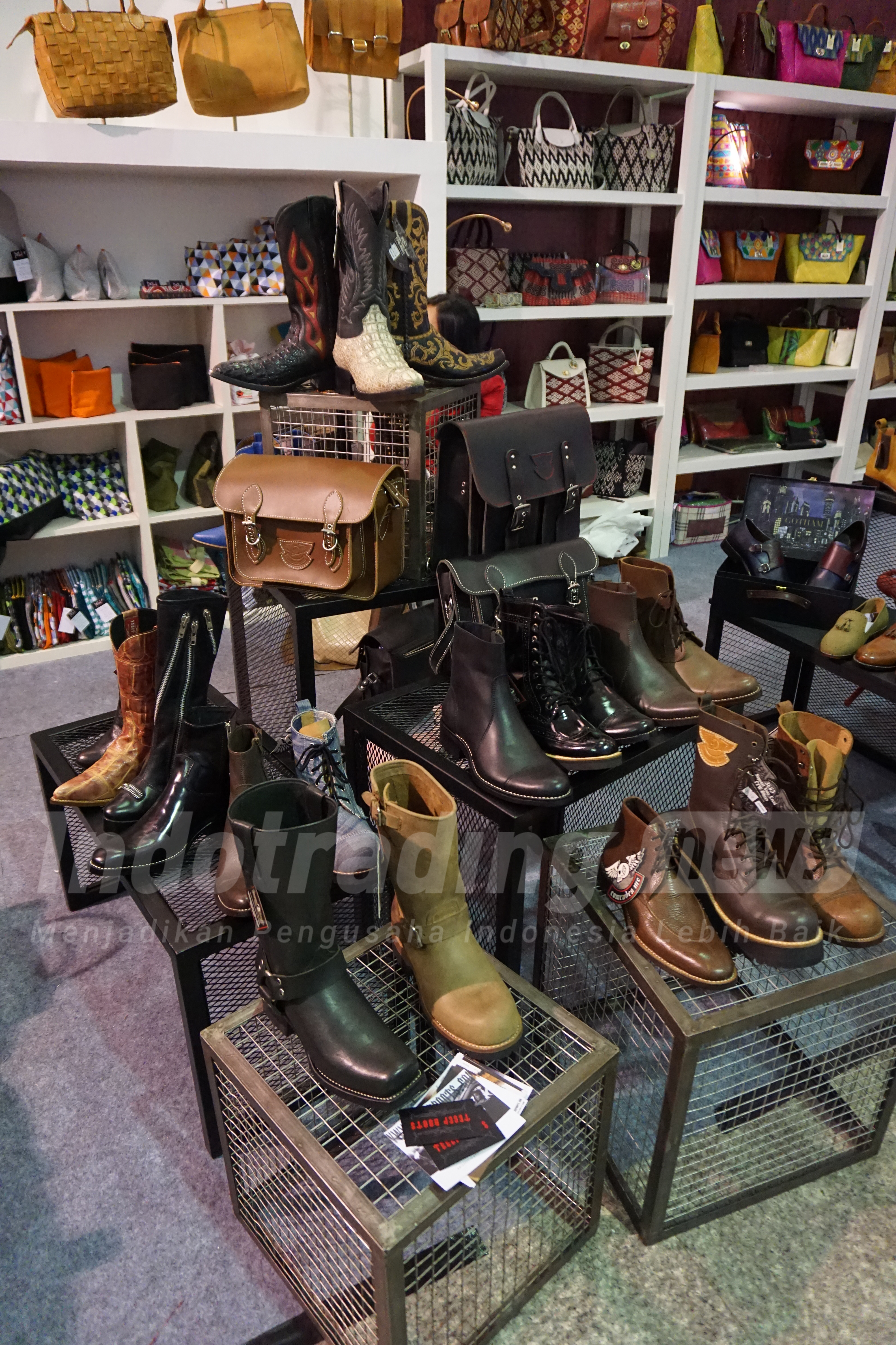 Foto: Berbagai desain sepatu merek Tegep Boots karya Etnawati Melani/Dok: indotrading.com