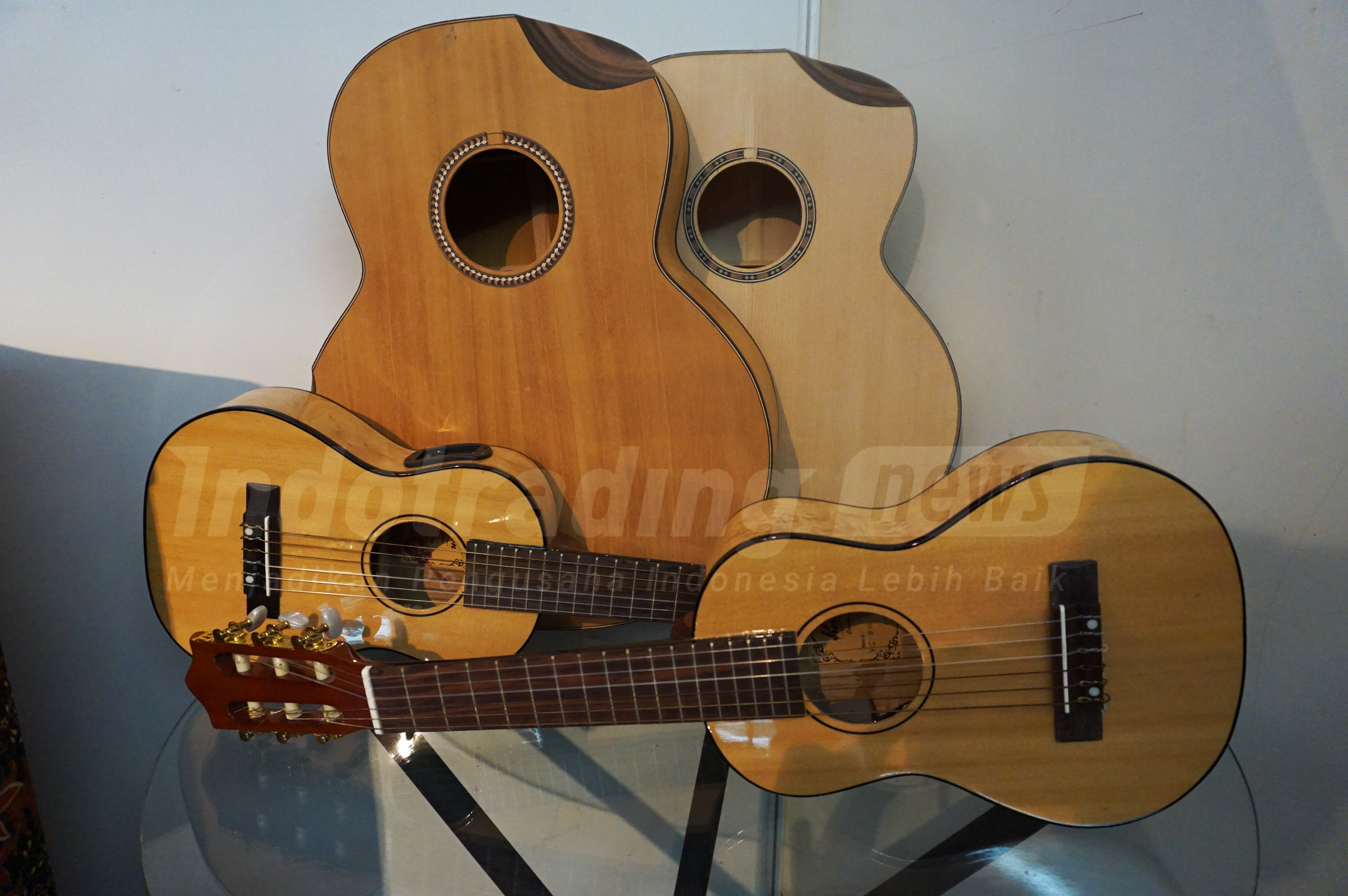 Foto: Gitar dengan aksen Batik buatan Guruh Sapdo Nugroho/Dok: indotrading.com