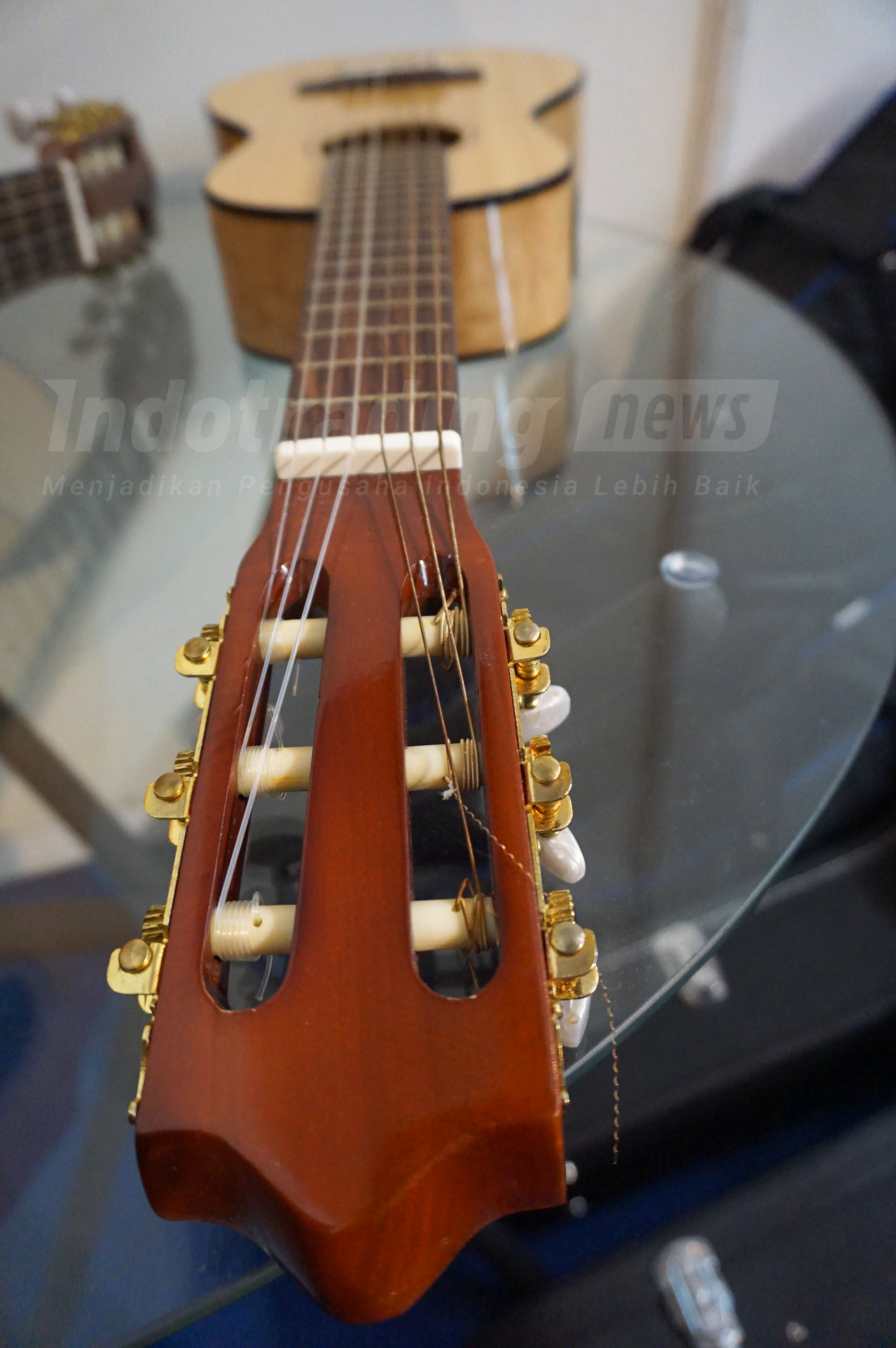 Foto: Gitar dengan aksen Batik buatan Guruh Sapdo Nugroho/Dok: indotrading.com