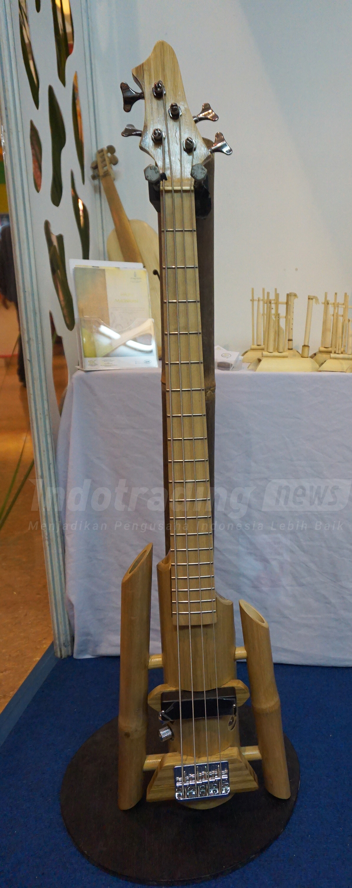 Foto: Gitar bambu buatan Adang Muhidin/Dok: indotrading.com