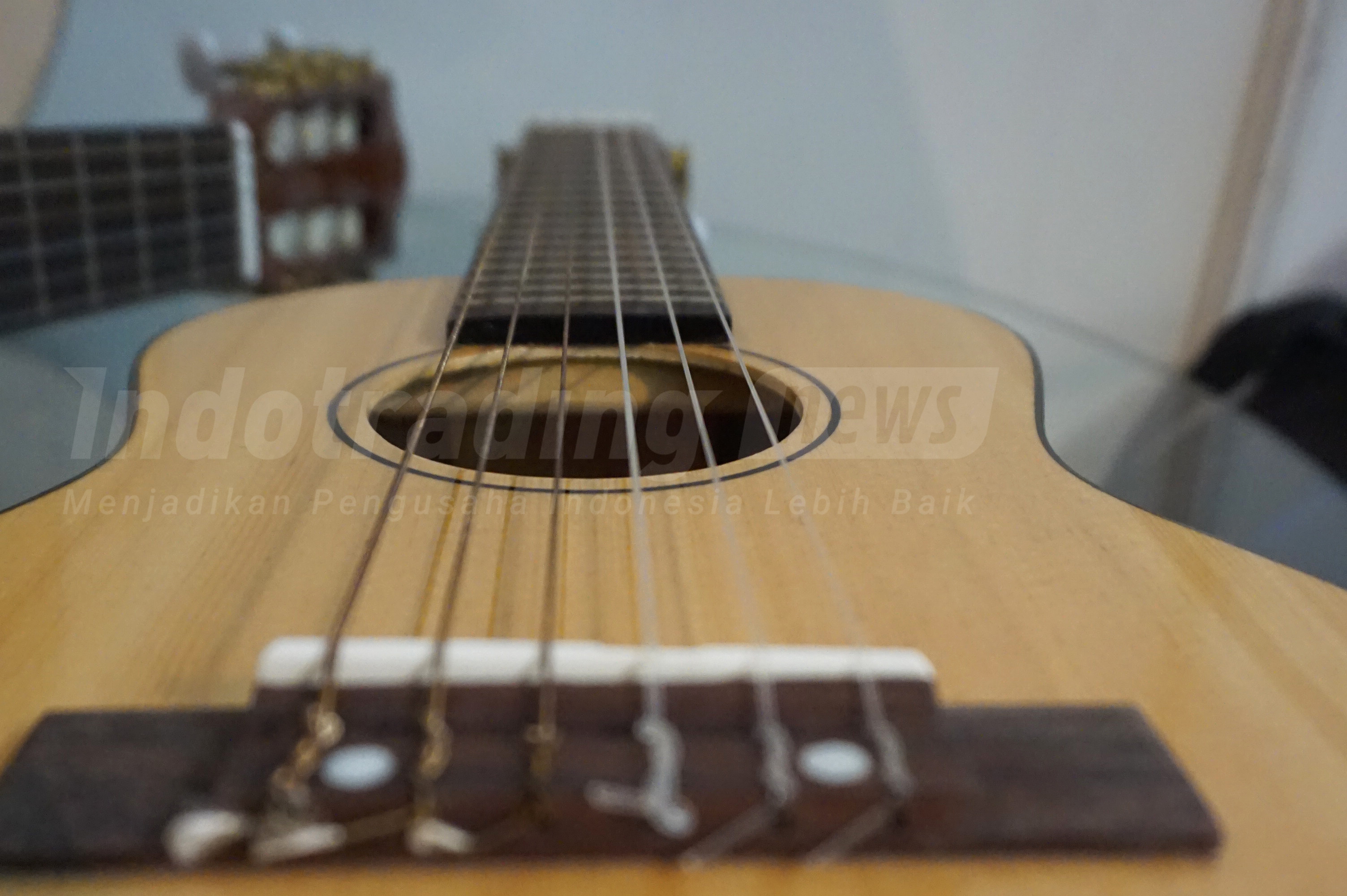 Foto: Gitar dengan aksen Batik buatan Guruh Sapdo Nugroho/Dok: indotrading.com