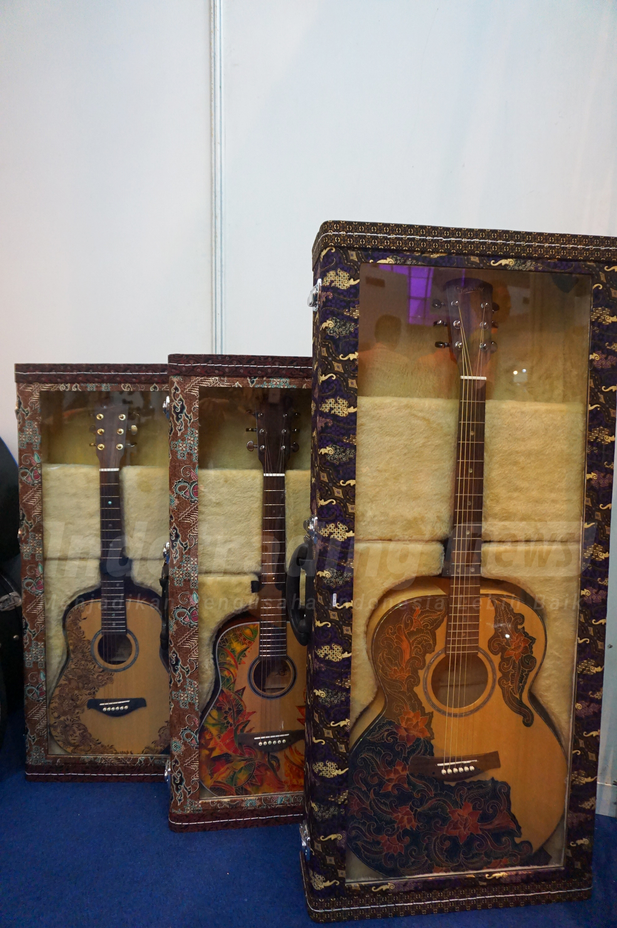 Foto: Gitar dengan aksen Batik buatan Guruh Sapdo Nugroho/Dok: indotrading.com