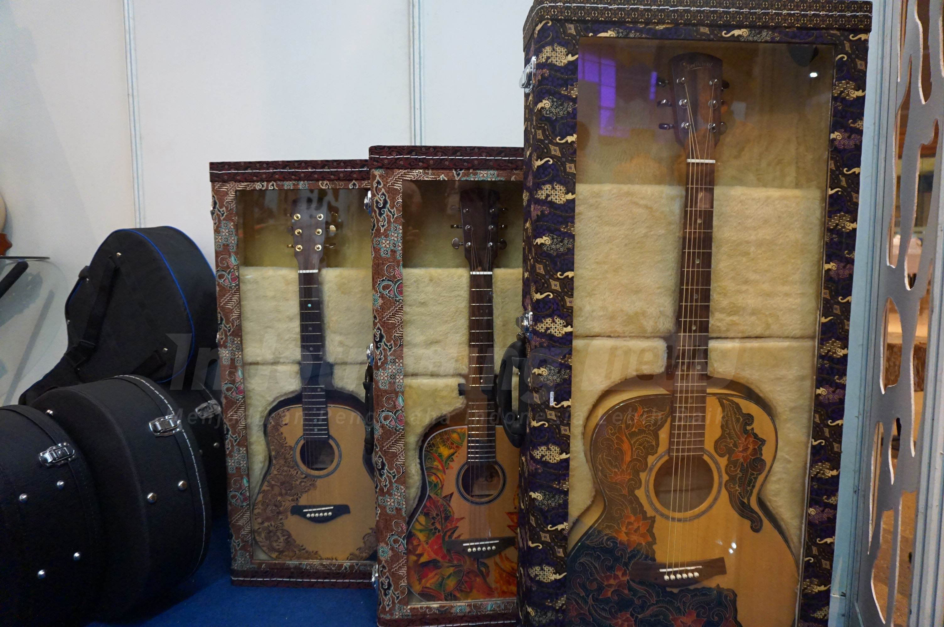 Foto: Gitar dengan aksen Batik buatan Guruh Sapdo Nugroho/Dok: indotrading.com