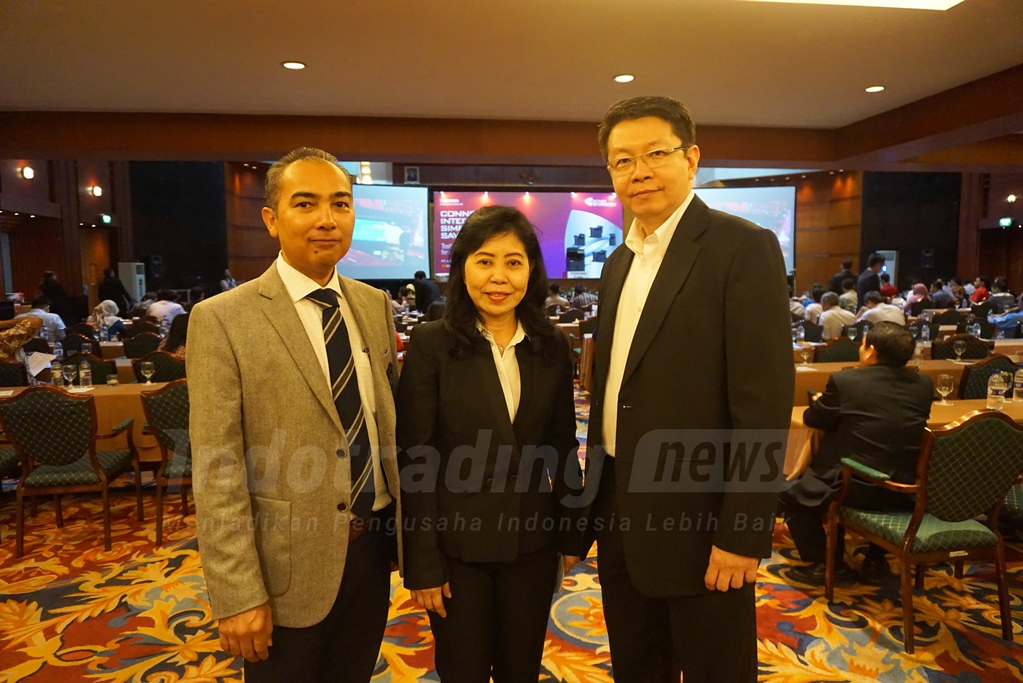 Foto: Seniwati, Business Solution Division PT Aneka Infokom Tekindo bersama Pihak dari Toshiba/ Dok: indotrading.com