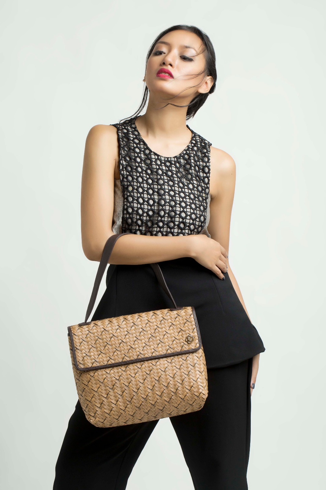 Foto: Model sedang memperagakan tas Chameo Couture/Dok: indotrading.com