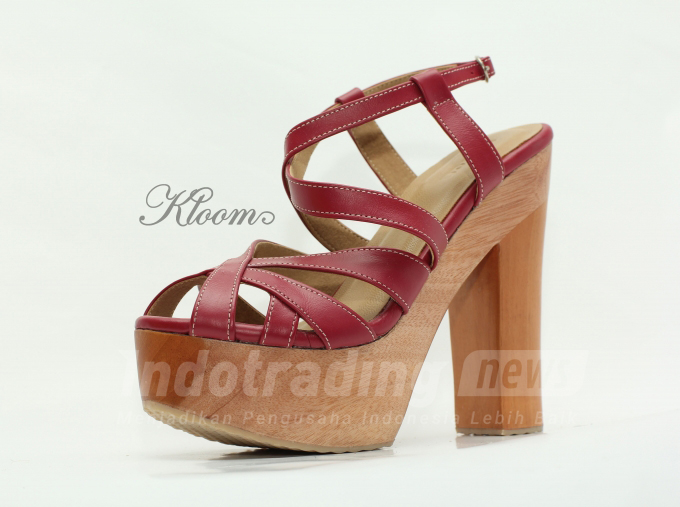 Foto:Salah satu model sepatu sandal Kloom Clogs karya Nadya Mutia Rahma/Dok: indotrading.com