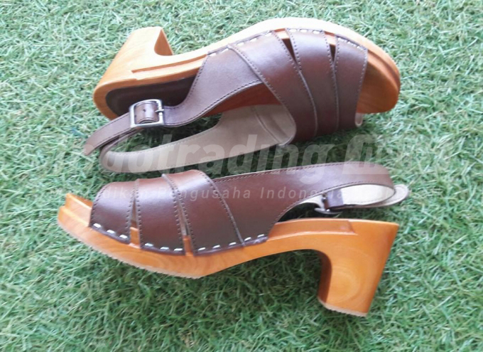 Foto:Salah satu model sepatu sandal Kloom Clogs karya Nadya Mutia Rahma/Dok: indotrading.com
