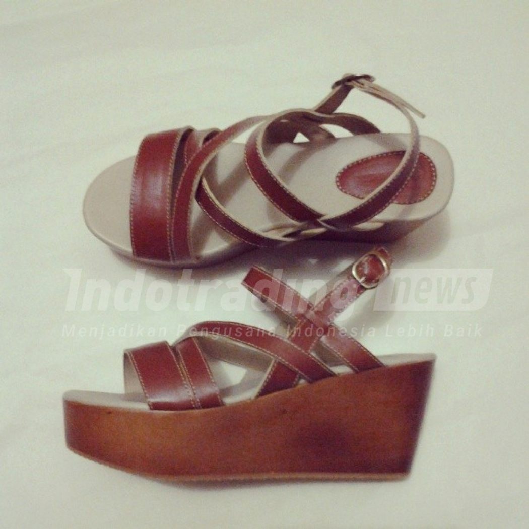 Foto: Salah satu model sepatu sandal Kloom Clogs karya Nadya Mutia Rahma/Dok: indotrading.com