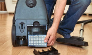 cara membersihkan vacuum cleaner