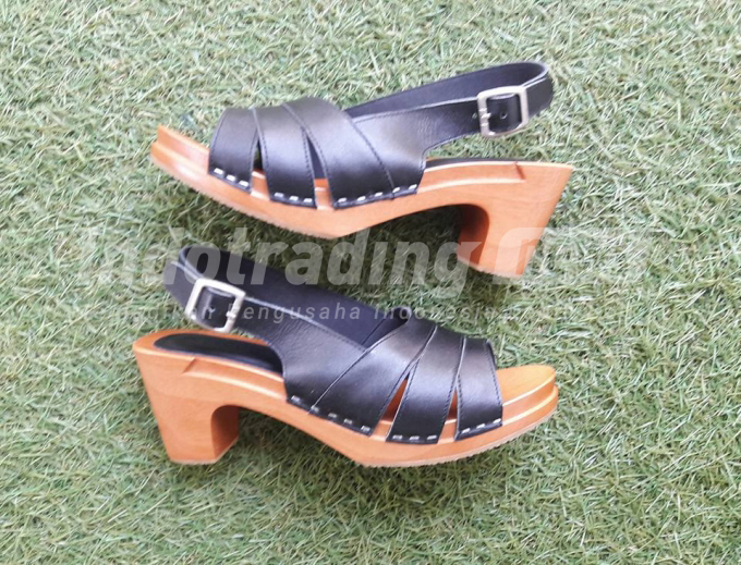  Sepatu  Sandal Kayu Made in Nadya Terbang  Hingga ke Qatar 