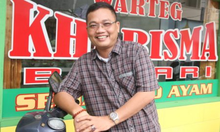 Pemilik warung kharisma bahari