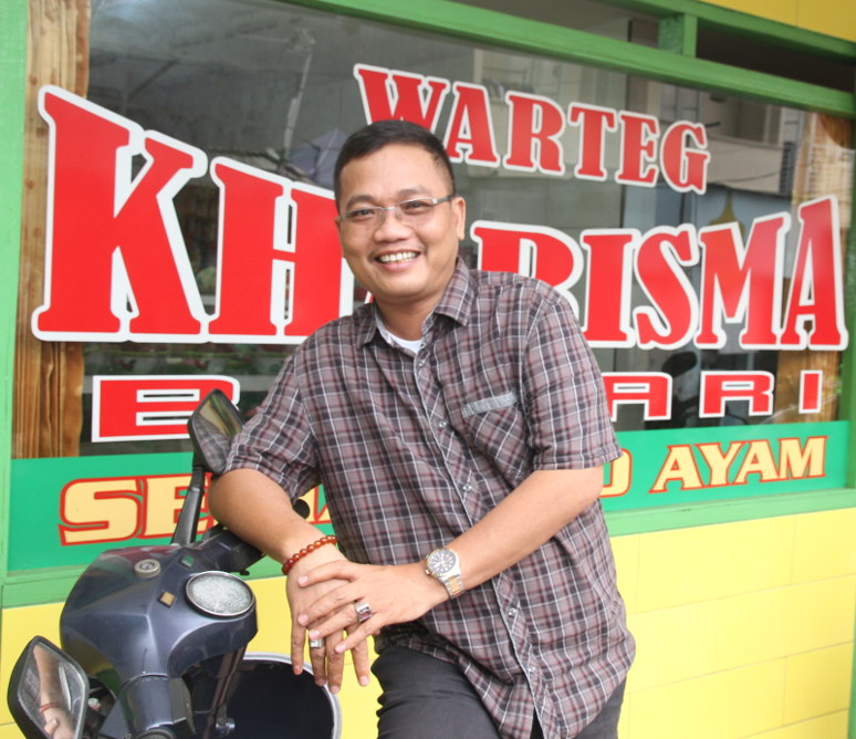 Pemilik warung kharisma bahari