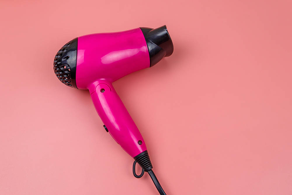 Cara Menggunakan Hair Dryer Tanpa Merusak Rambut Anda