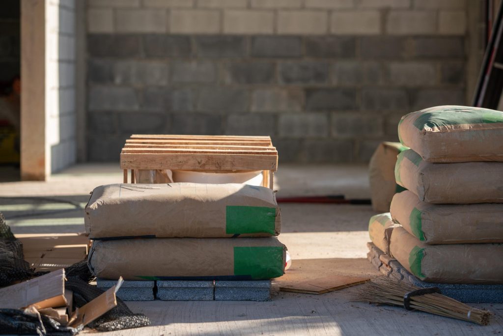 supplier bahan bangunan di Indonesia dengan stok besi dan semen di gudang