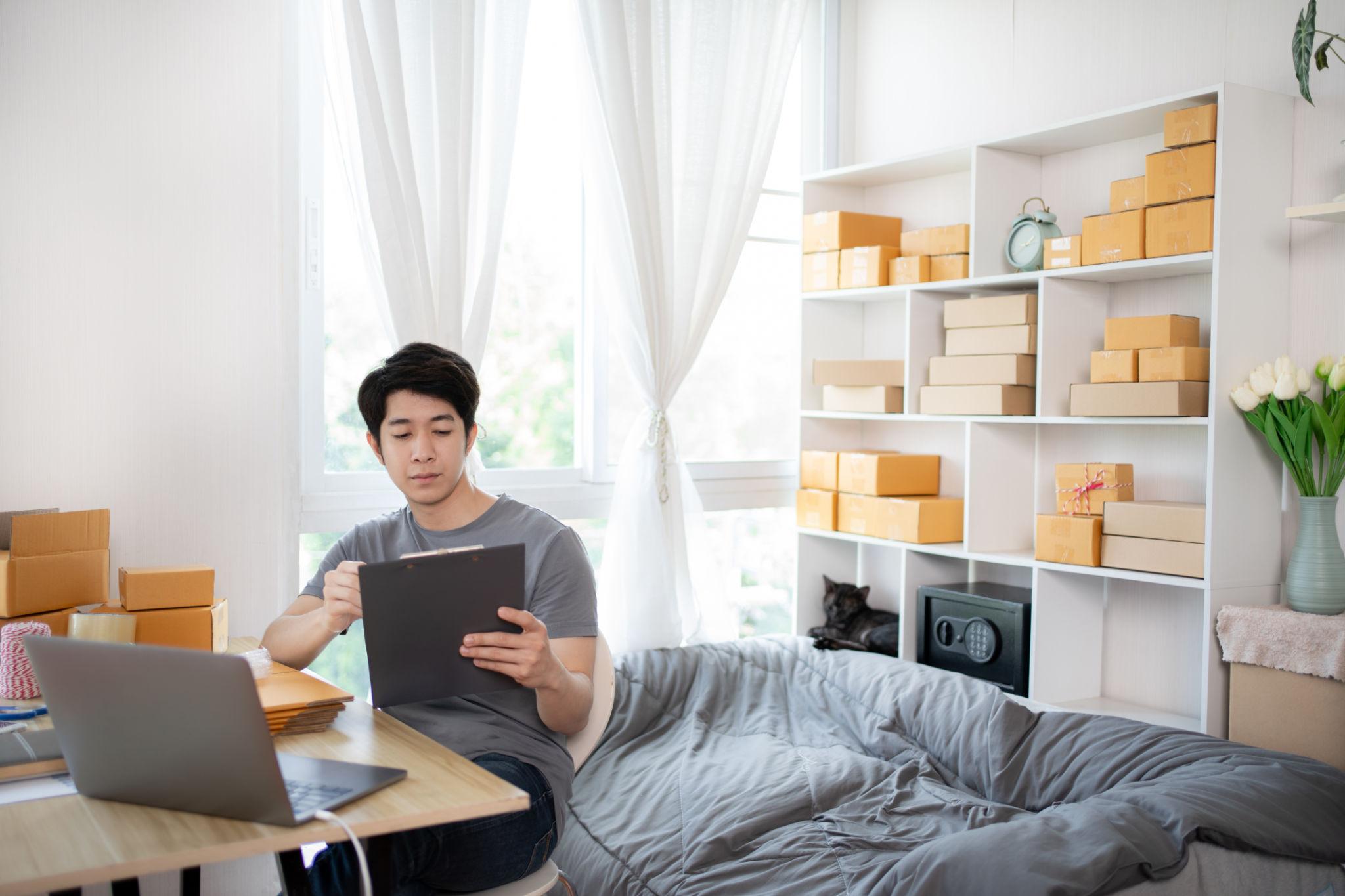 Ilustrasi bisnis supplier dan aktivitas distribusi barang di Indonesia