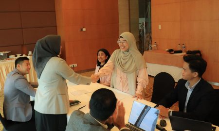 negosiasi bisnis B2B antara supplier dan pelanggan.