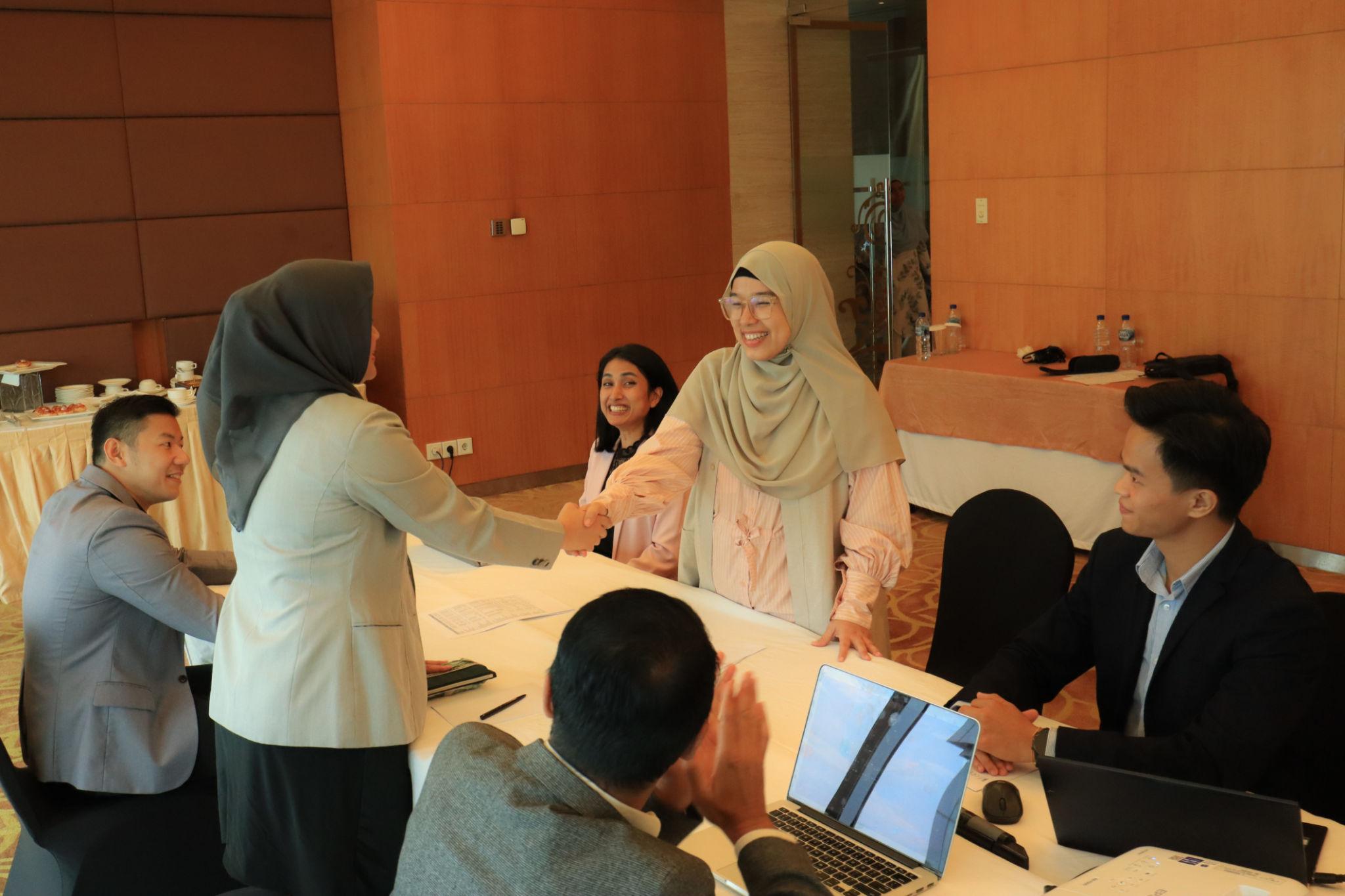 negosiasi bisnis B2B antara supplier dan pelanggan.