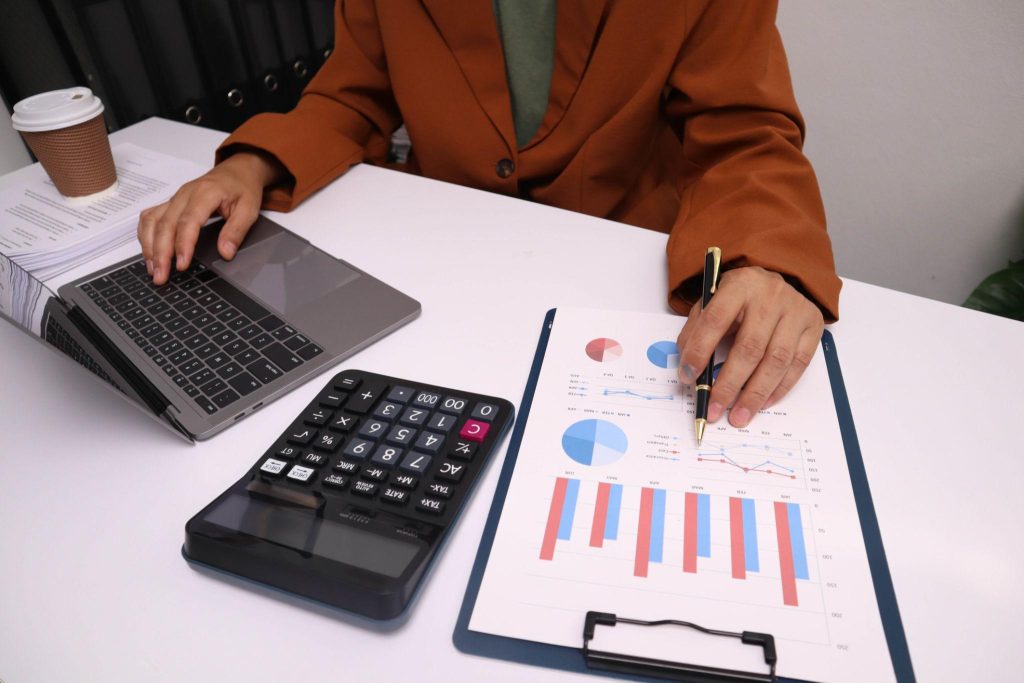 riset perusahaan sebelum negosiasi bisnis.