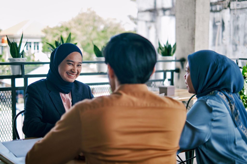 mengajukan pertanyaan dalam negosiasi B2B.