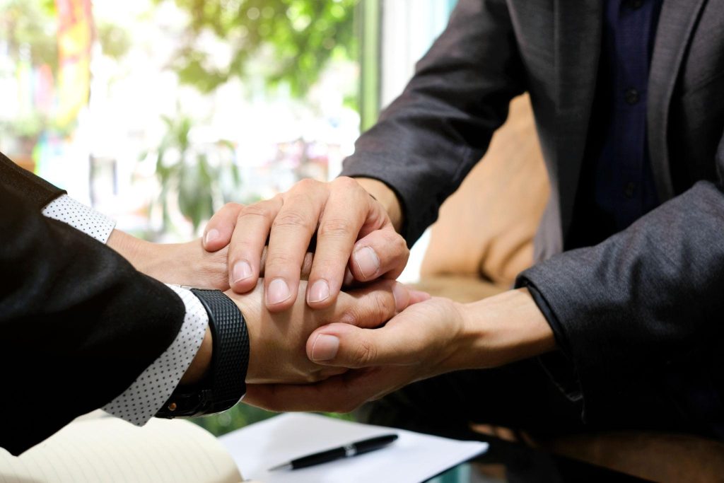 membangun kepercayaan dalam negosiasi bisnis.