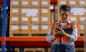 manajemen stok barang di gudang supplier Indonesia.