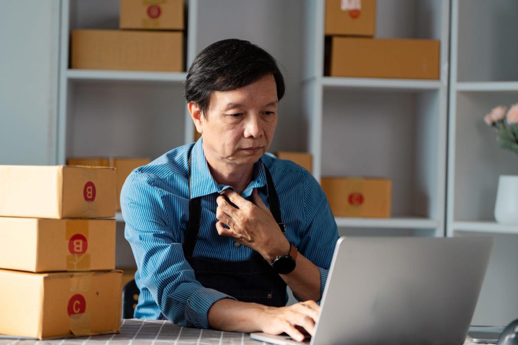 cara mengelola stok dengan penggunaan software inventaris.