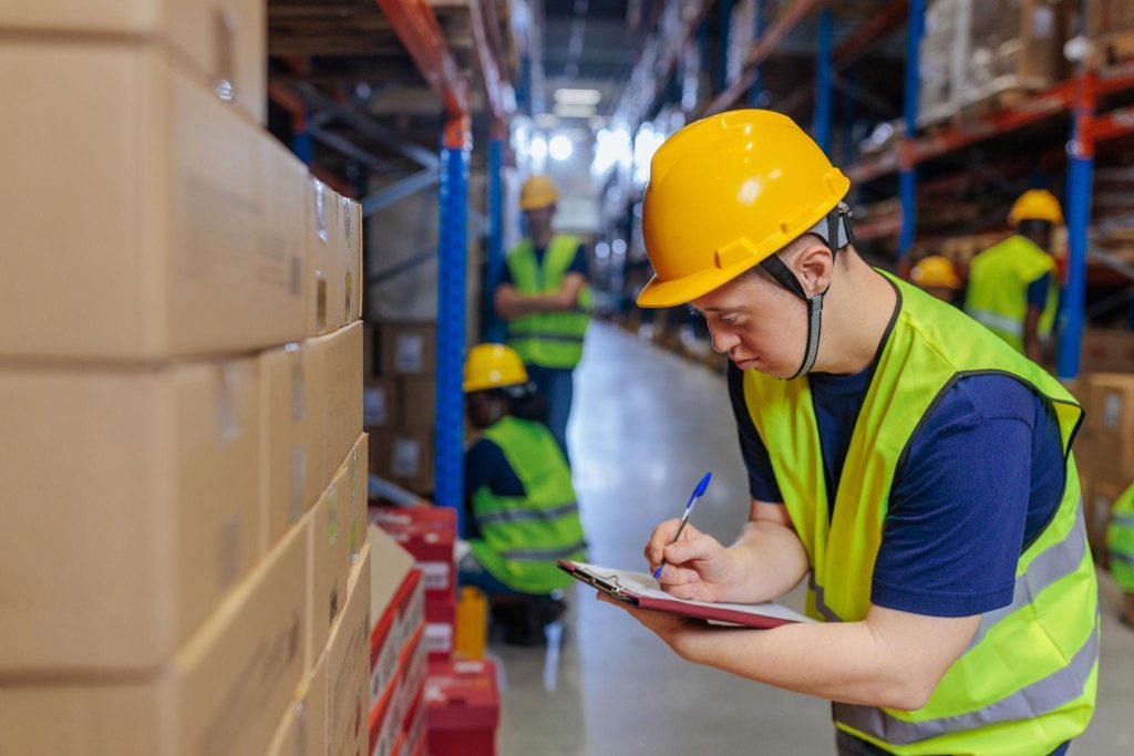 cara mengelola stok dengan pemantauan di gudang.