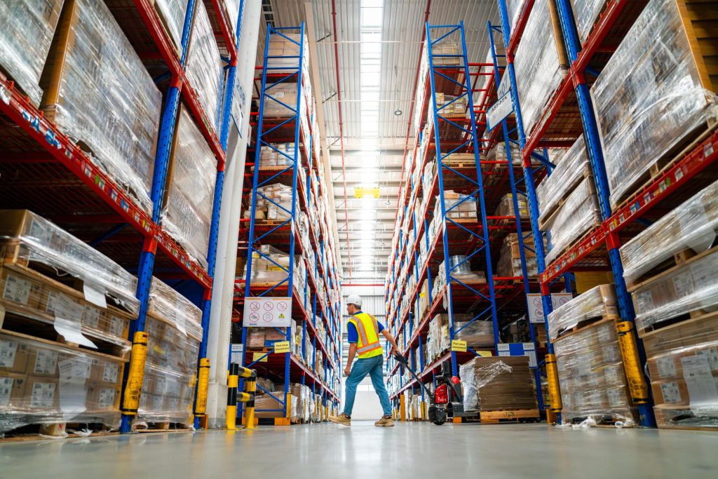 penataan gudang yang rapi dan efisien.