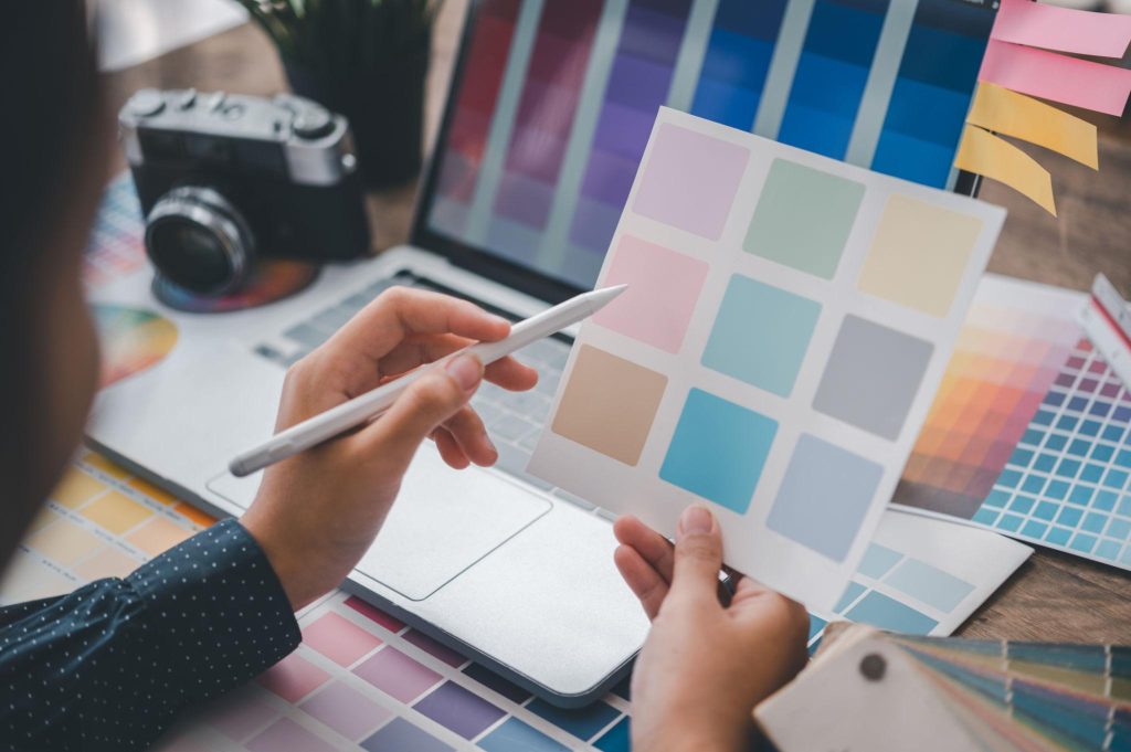 pemilihan warna untuk desain katalog produk.