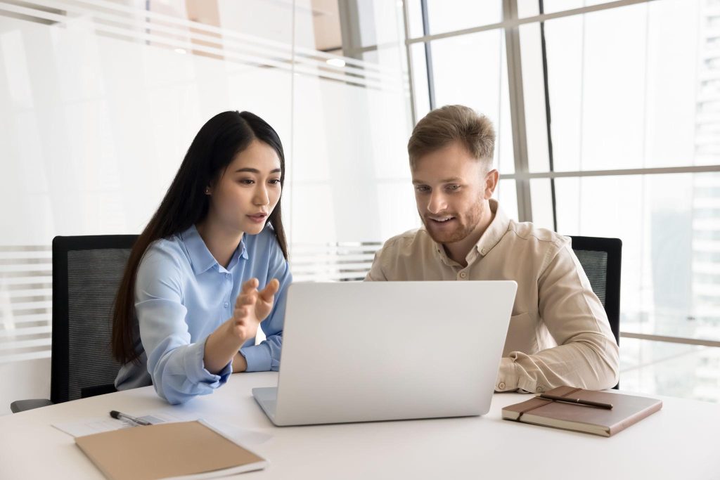 sales menggunakan katalog saat meeting.