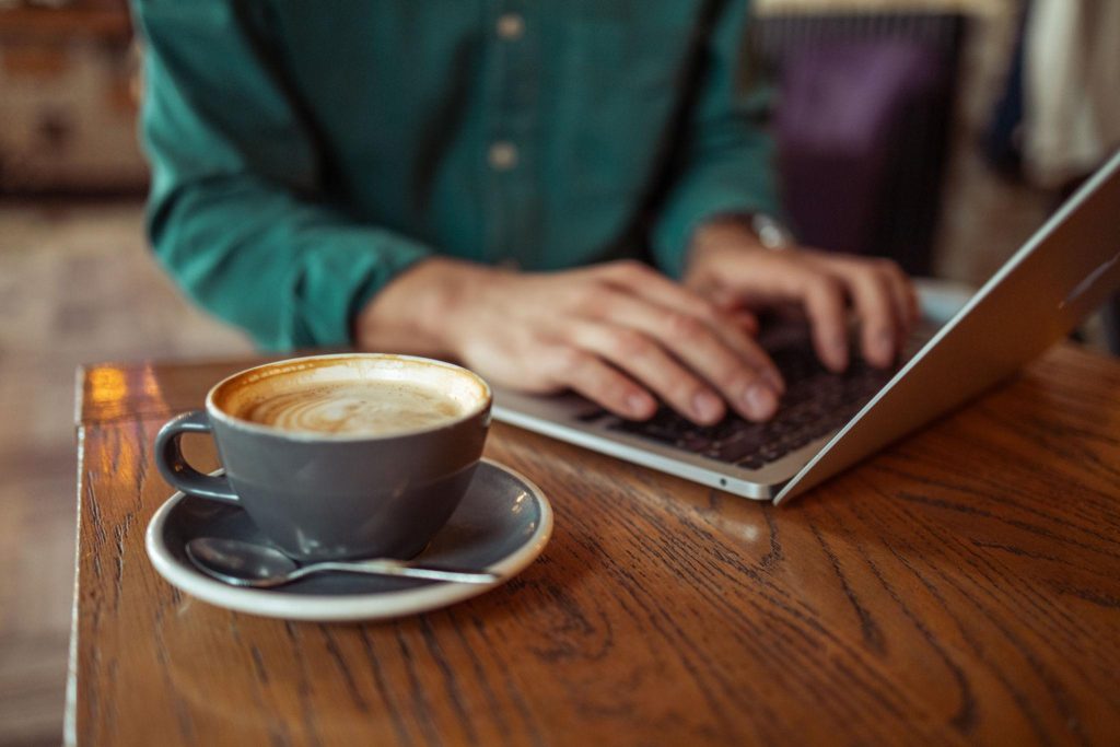 menulis artikel blog untuk SEO.