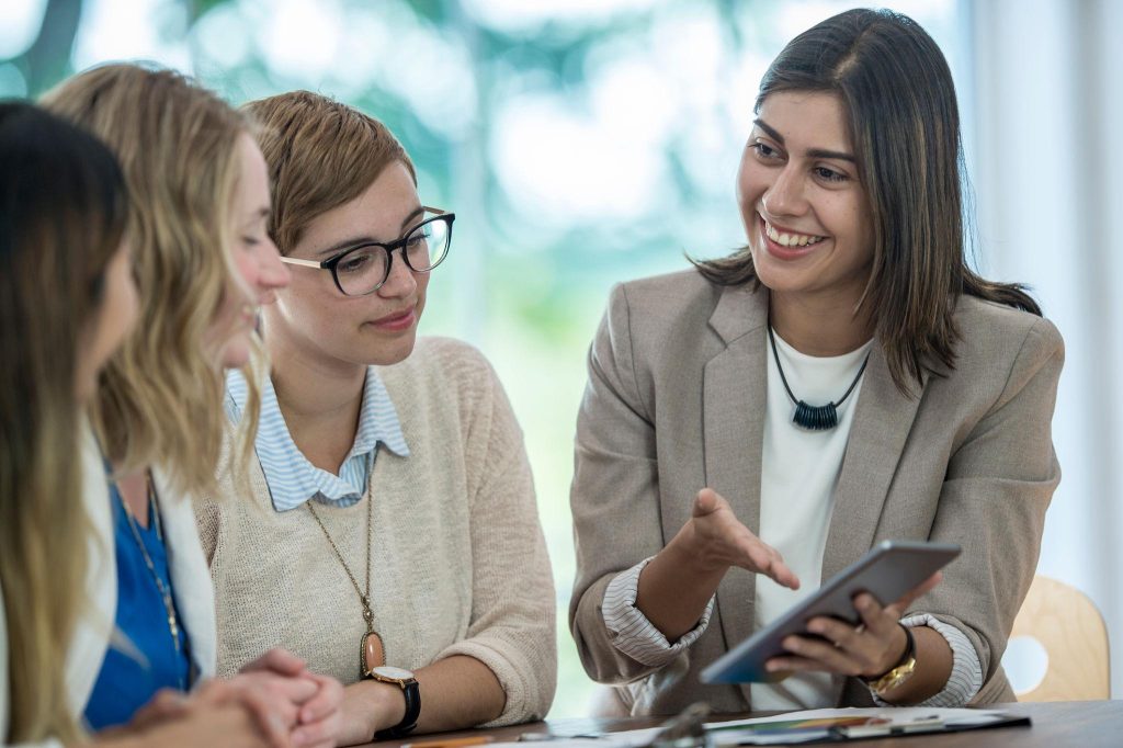distribusi konten melalui media sosial.
