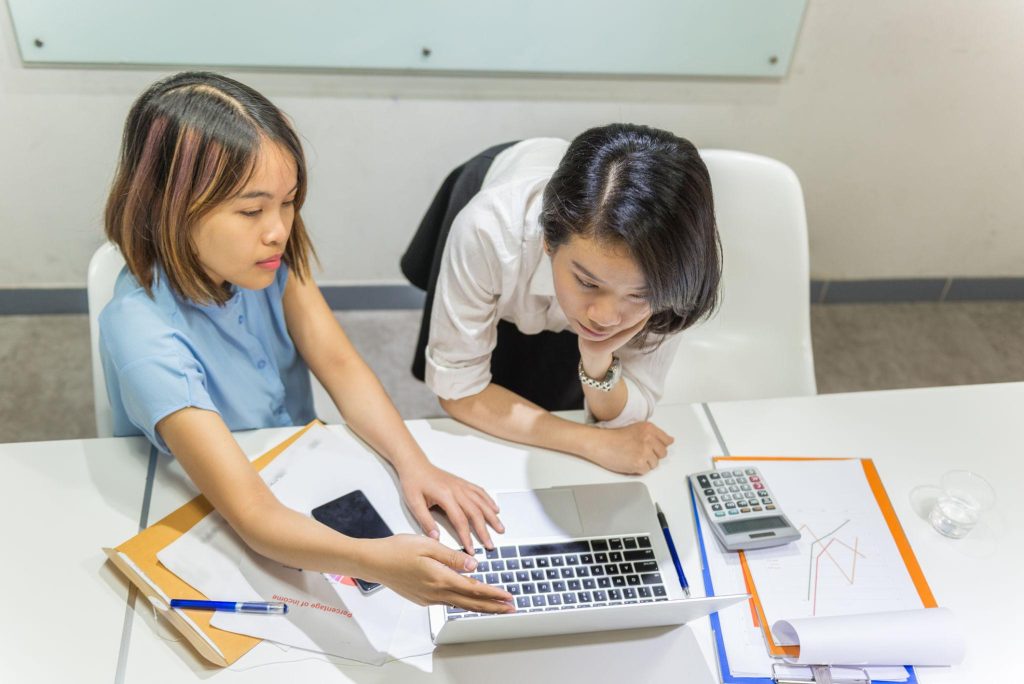 interaksi dengan audiens melalui konten.