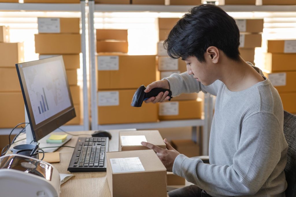 perbedaan supplier dan distributor terletak di aktivitas dengan berbagai produk di gudang bisnis B2B Indonesia