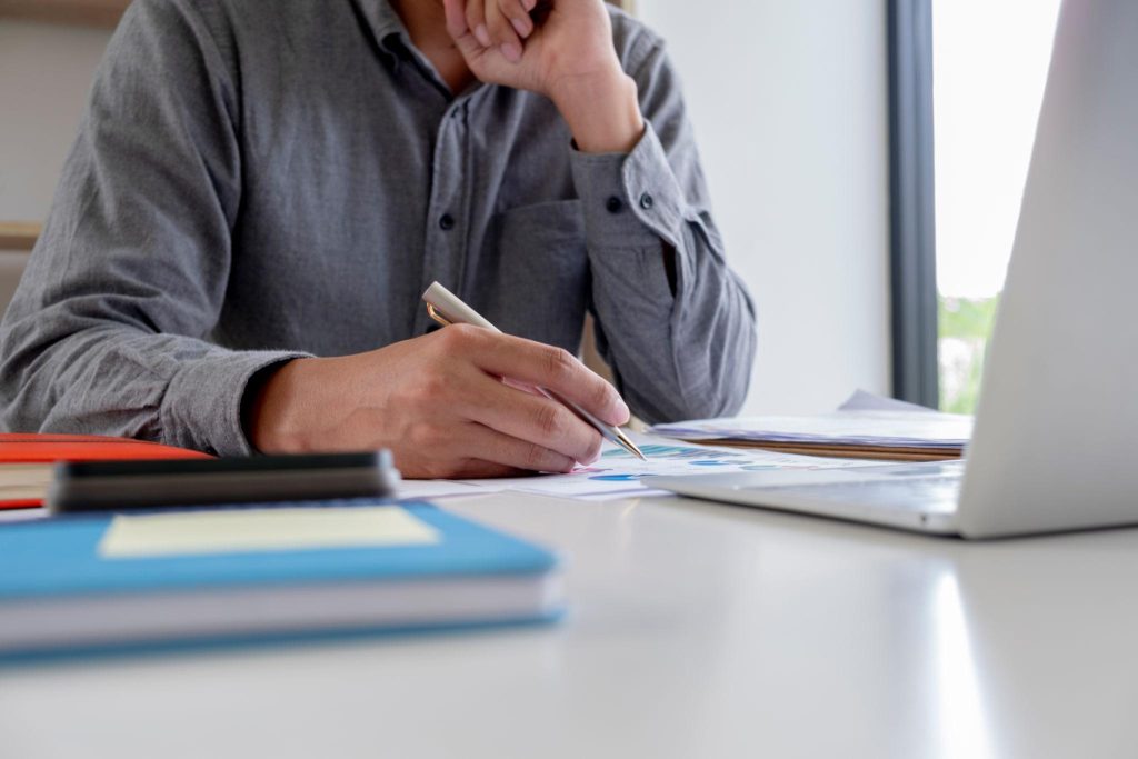 proses memilih antara perbedaan supplier dan distributor dalam strategi bisnis B2B