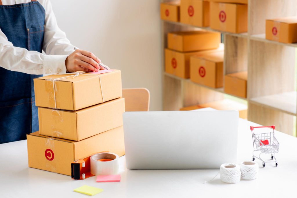 pengiriman produk skala kecil dari rumah ke pelanggan