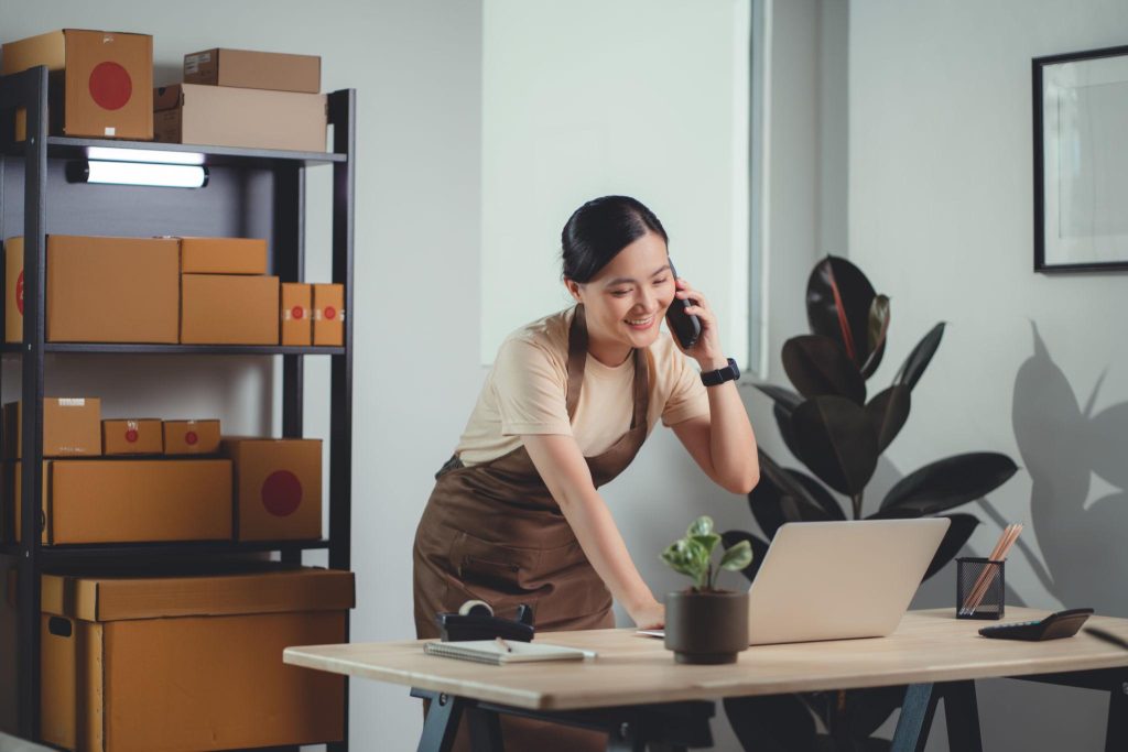 supplier sedang berdiskusi dengan pelanggan