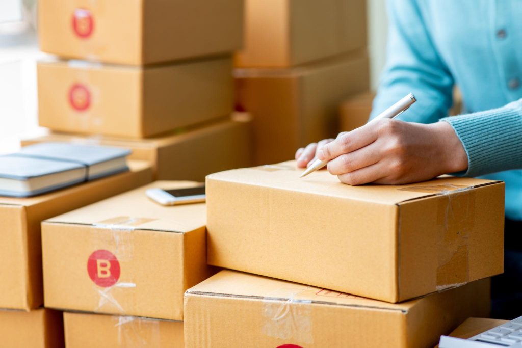 supplier sedang dalam proses pengiriman barang ke pelanggan