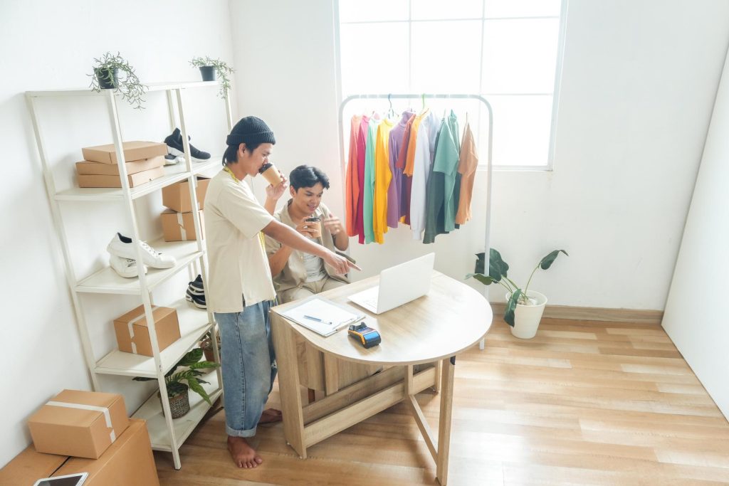 mencari supplier terpercaya di Indonesia melalui riset online menggunakan laptop