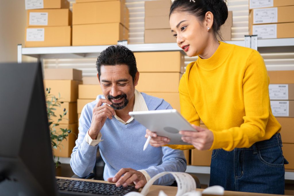 tim supplier bekerja dalam operasional gudang bisnis B2B Indonesia