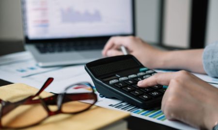 perencanaan modal bisnis supplier di Indonesia dengan laptop dan catatan keuangan.